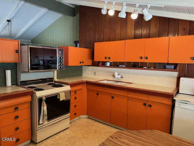 Property Photo: 1330 Fern Oaks Drive CA 93060