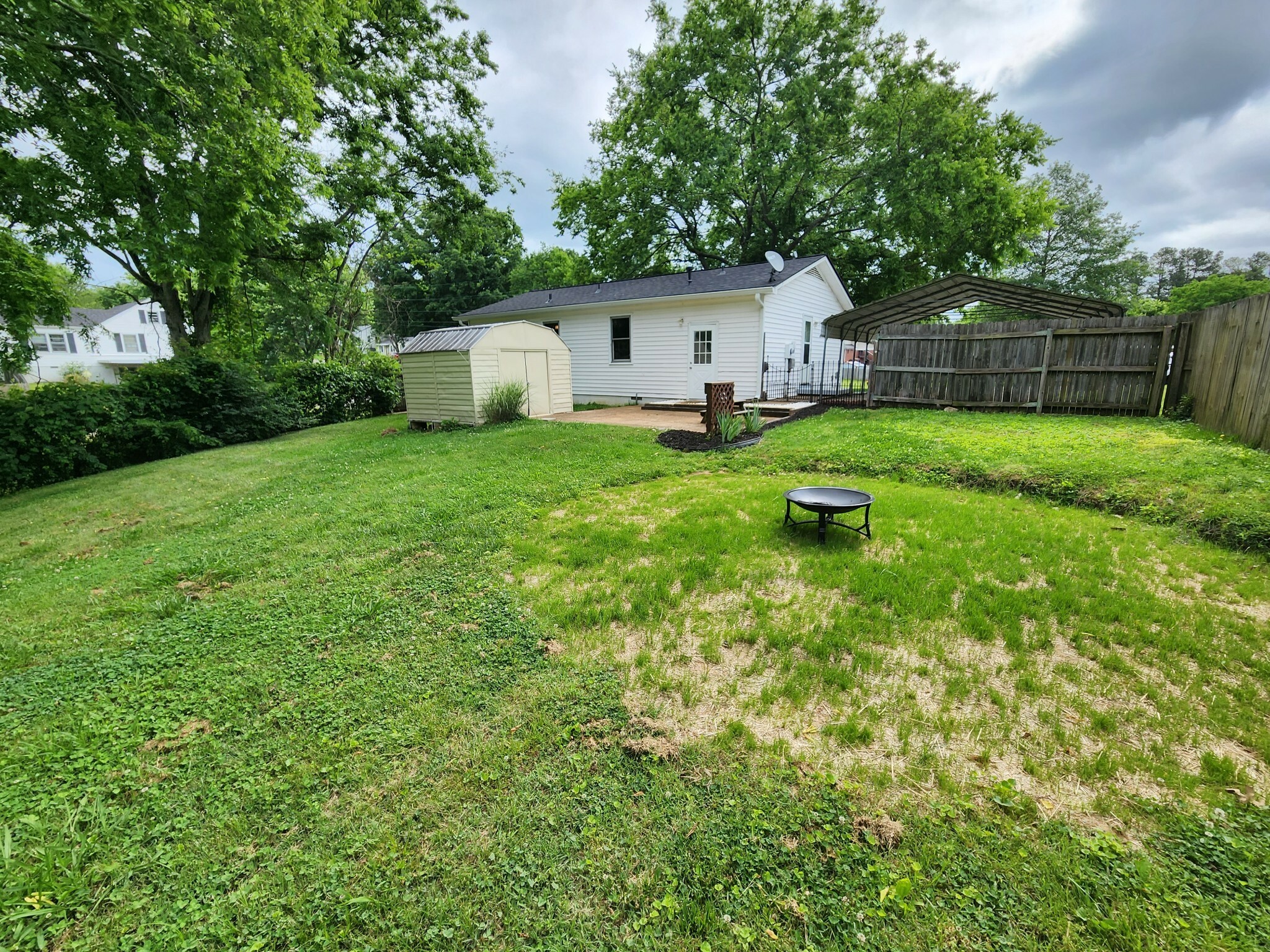 Property Photo:  2000 Overton Dr  TN 38401 