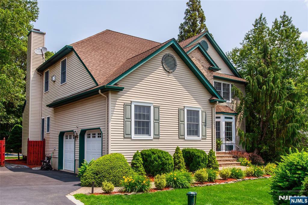 Property Photo:  6 Anna Rose Court  NJ 07403 