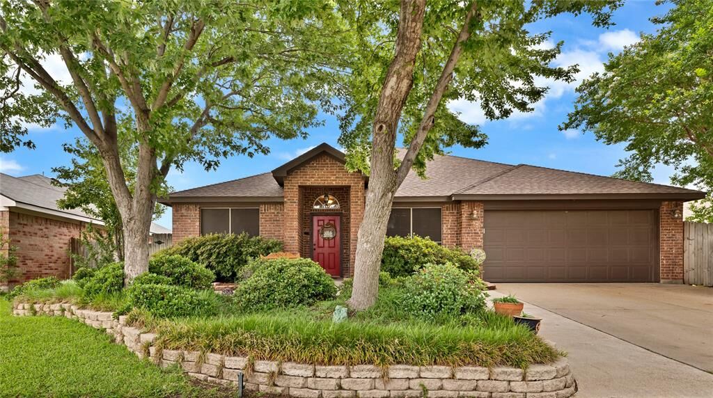 Property Photo: 529 Cambridge Drive TX 76179