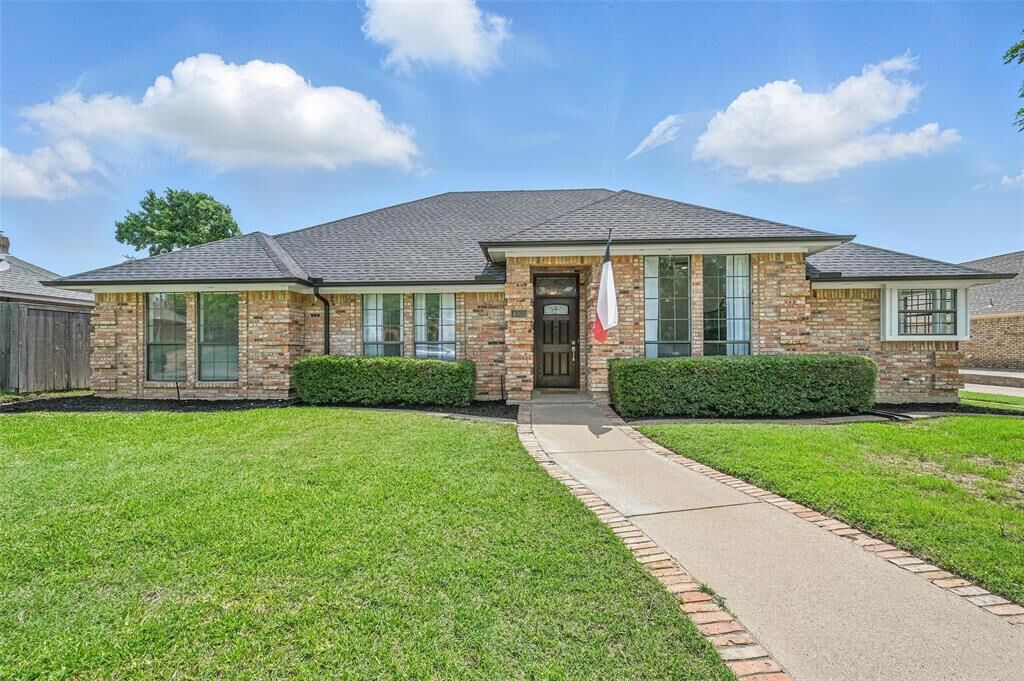 Property Photo: 4003 Tuscany Lane TX 76016