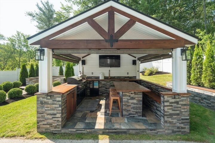 Property Photo:  7 Wagon Wheel Rd  MA 01810 
