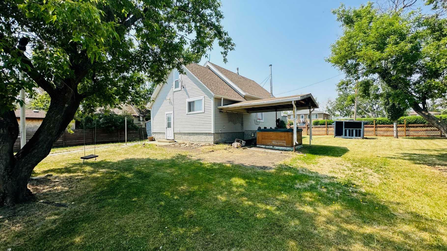 Property Photo:  109 1 Street West  AB T0J 2C0 