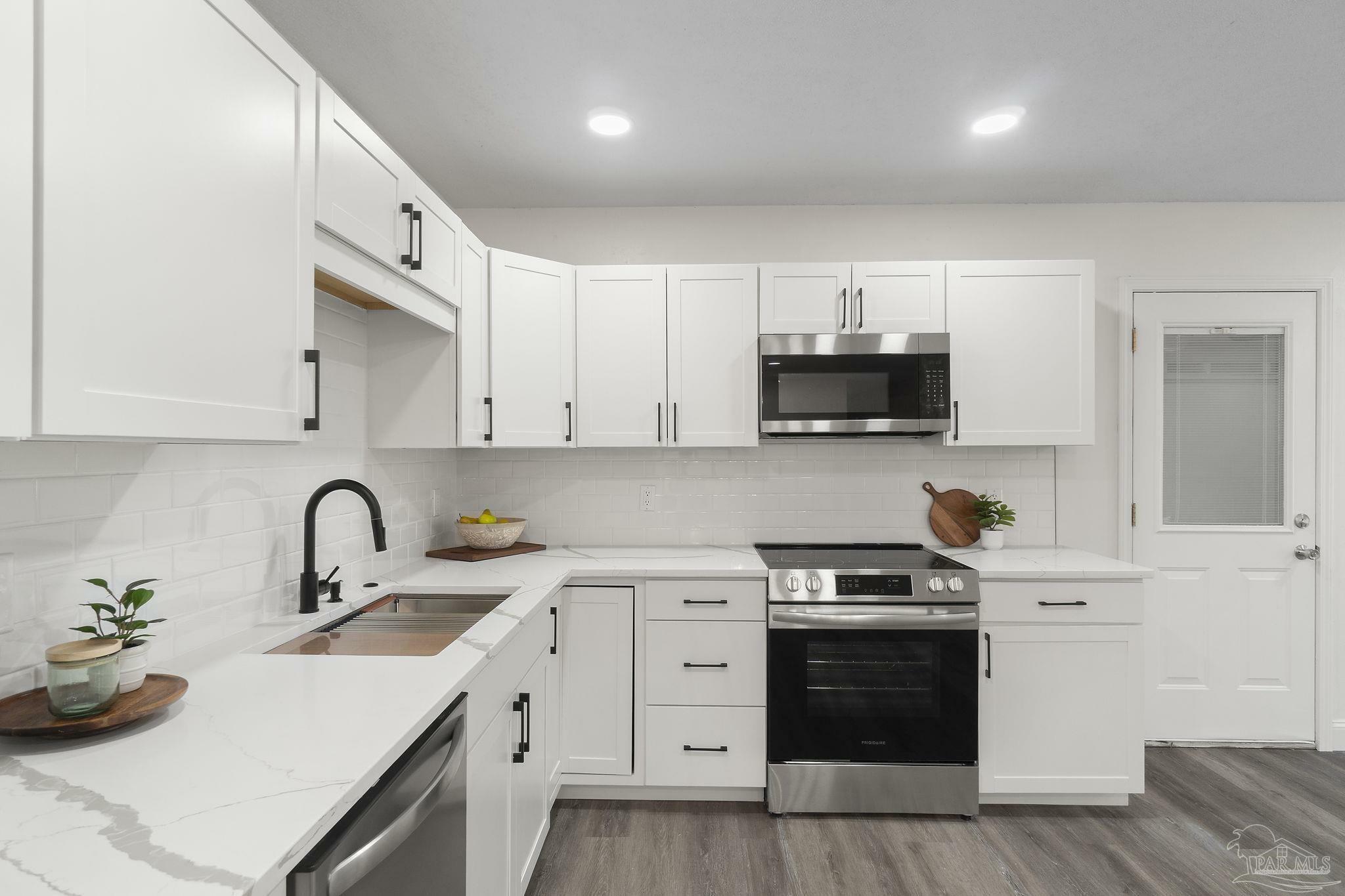 Property Photo: 232 Edison Dr FL 32505
