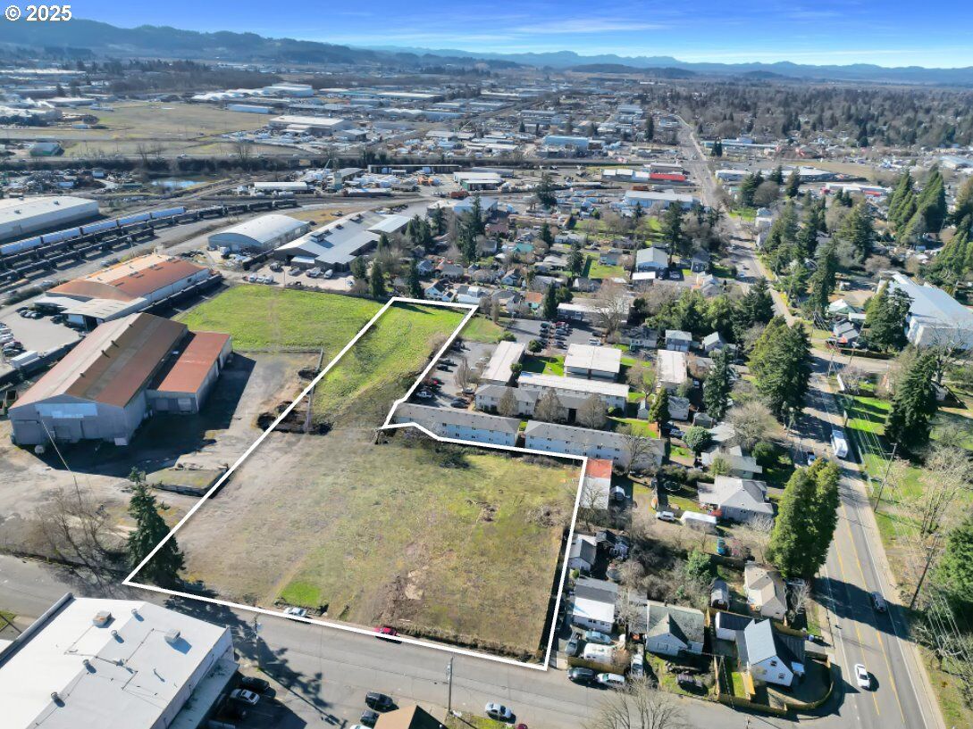 Property Photo:  134 N Cleveland St  OR 97402 