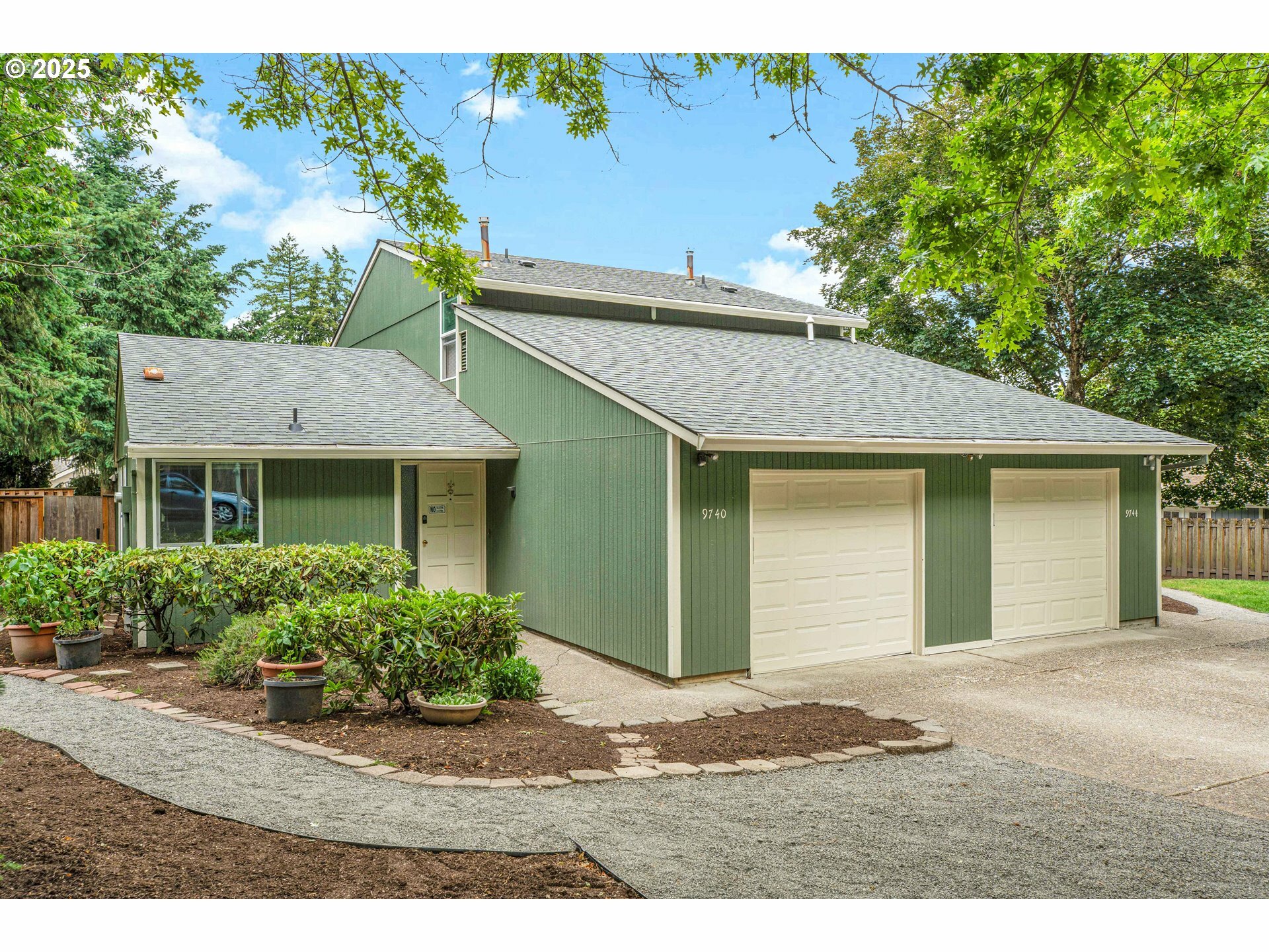 Property Photo: 9744 SW Davies Rd OR 97008