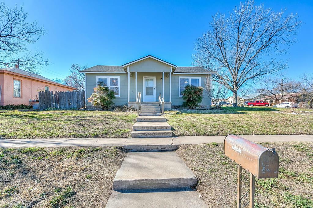 Property Photo: 1221 Howard Ave TX 76901
