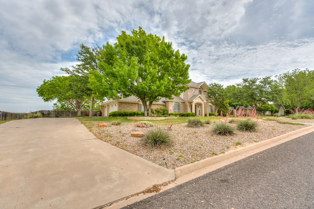 Property Photo: 1218 Ashford Dr TX 76901