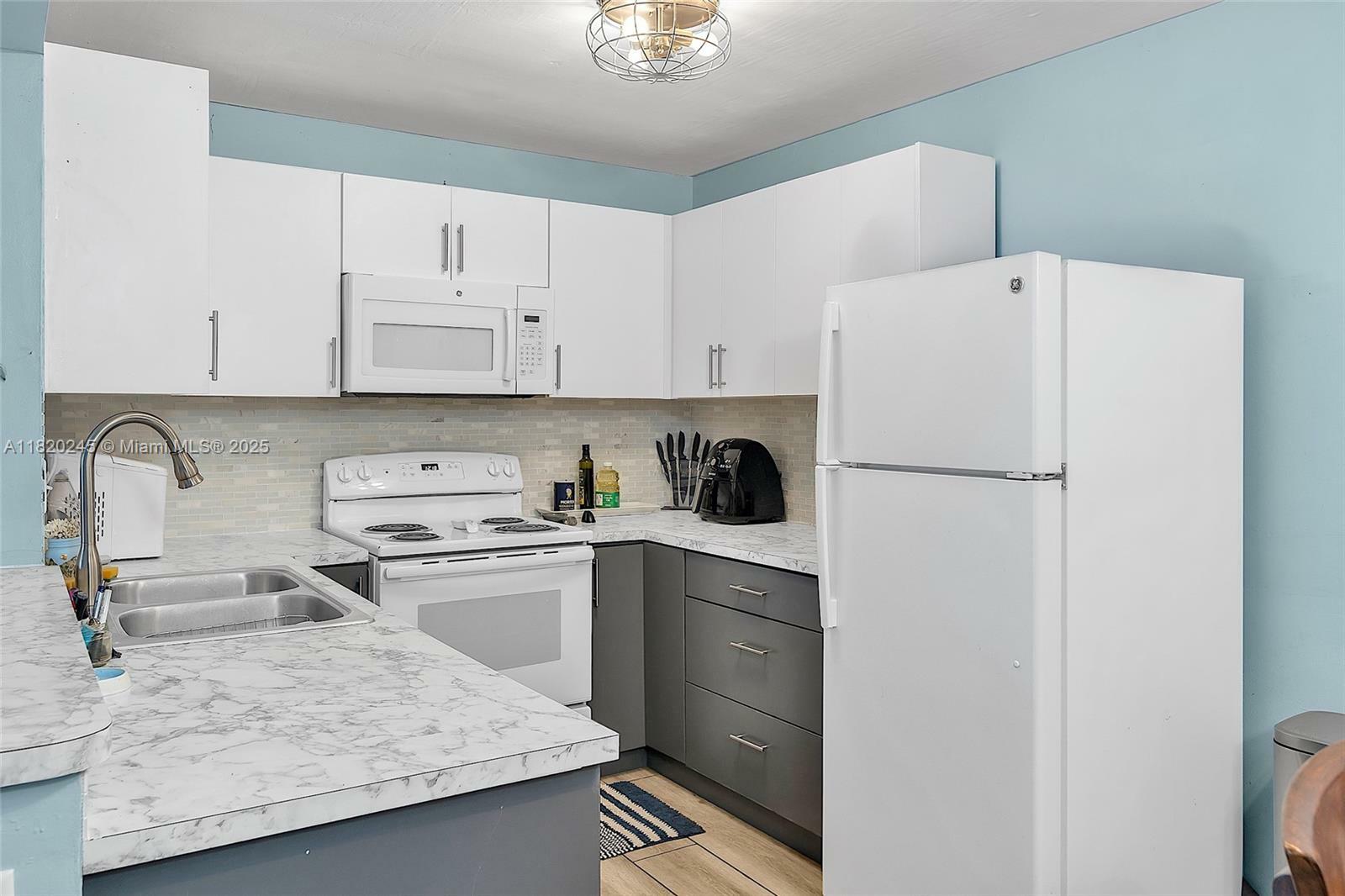 Property Photo: 251 W Palm Cir W 207 FL 33025