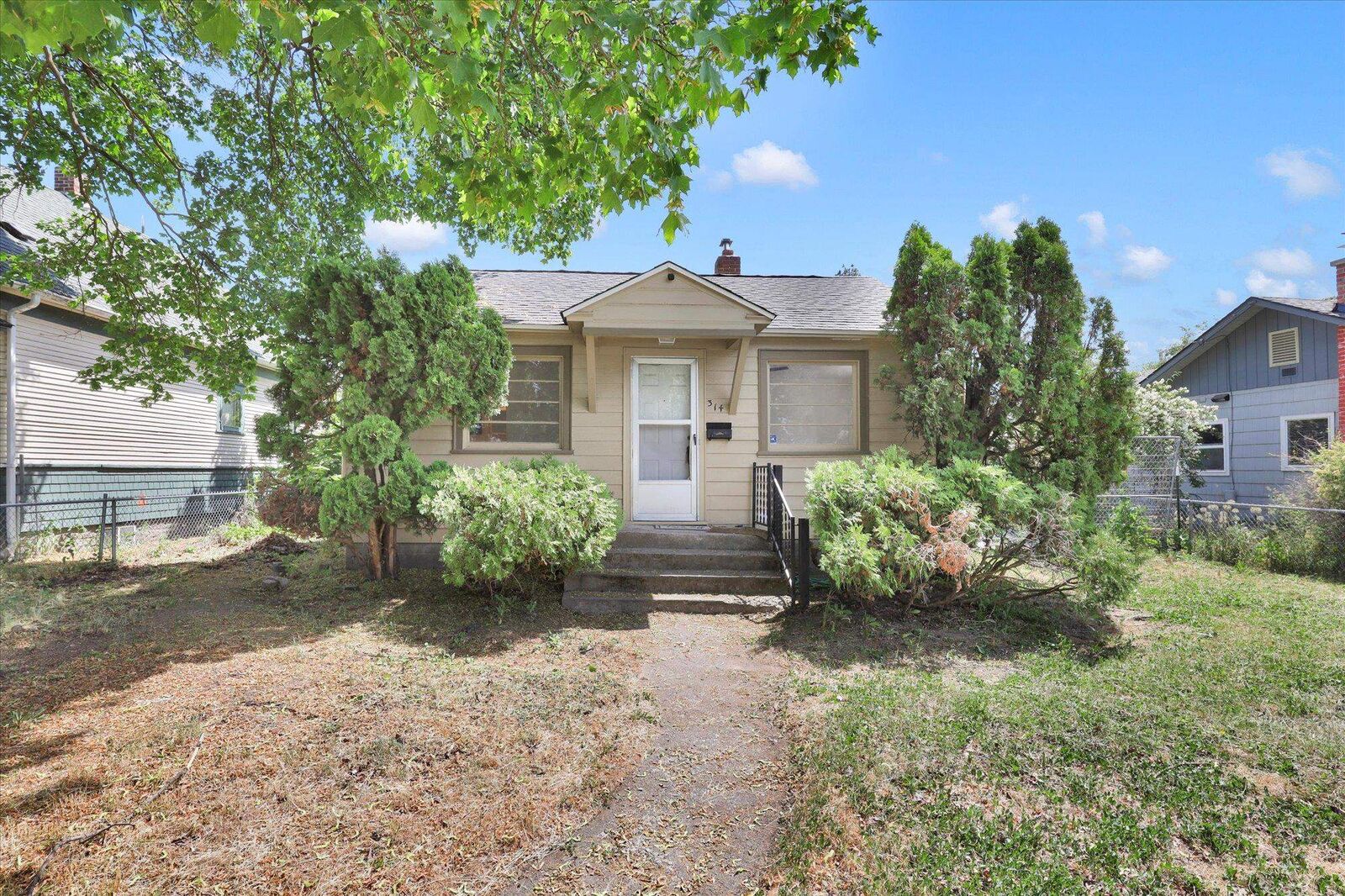 Property Photo:  314 E Everett Ave  WA 99207 