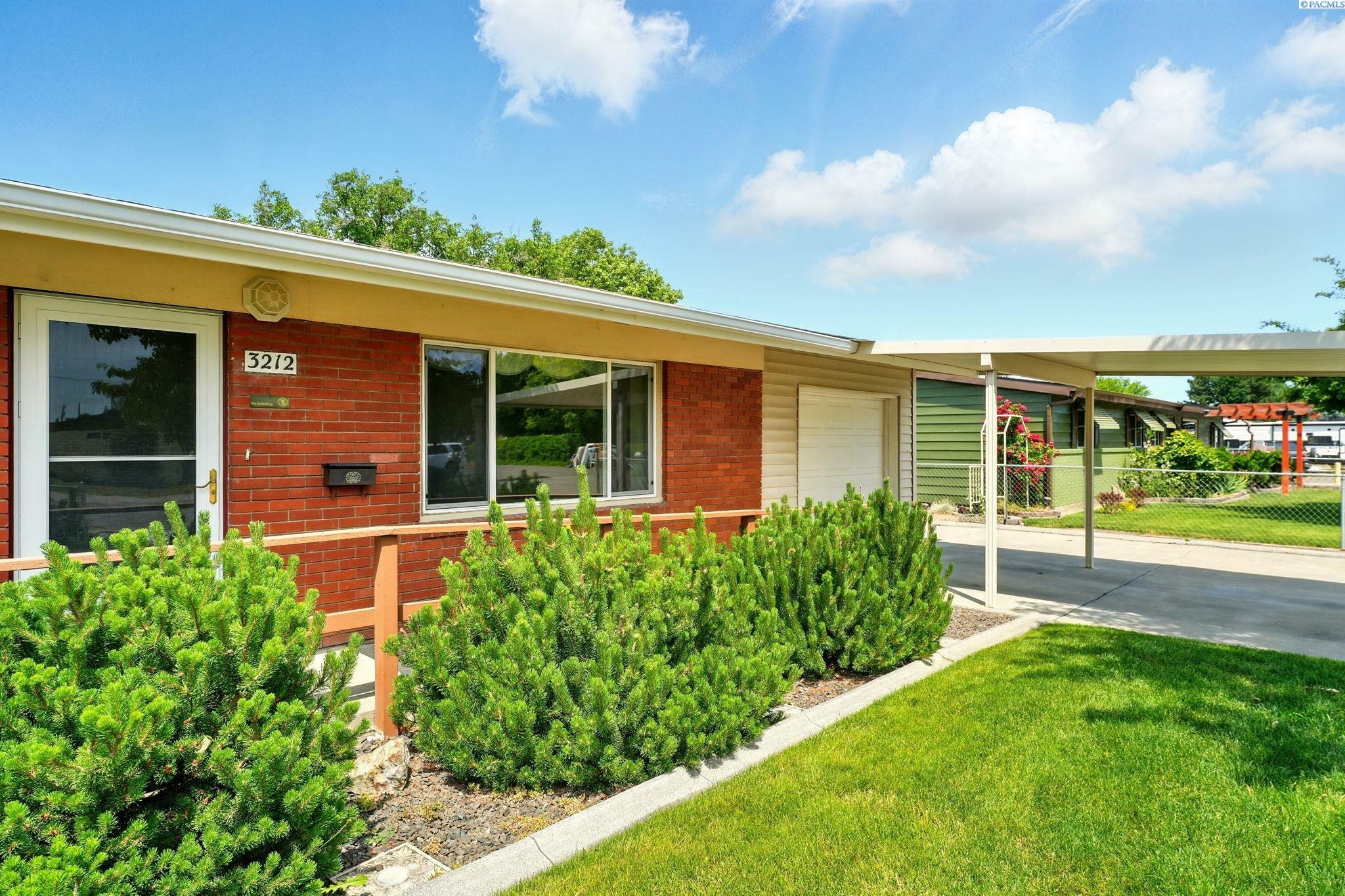Property Photo: 3212 W John Day Ave WA 99336-2416