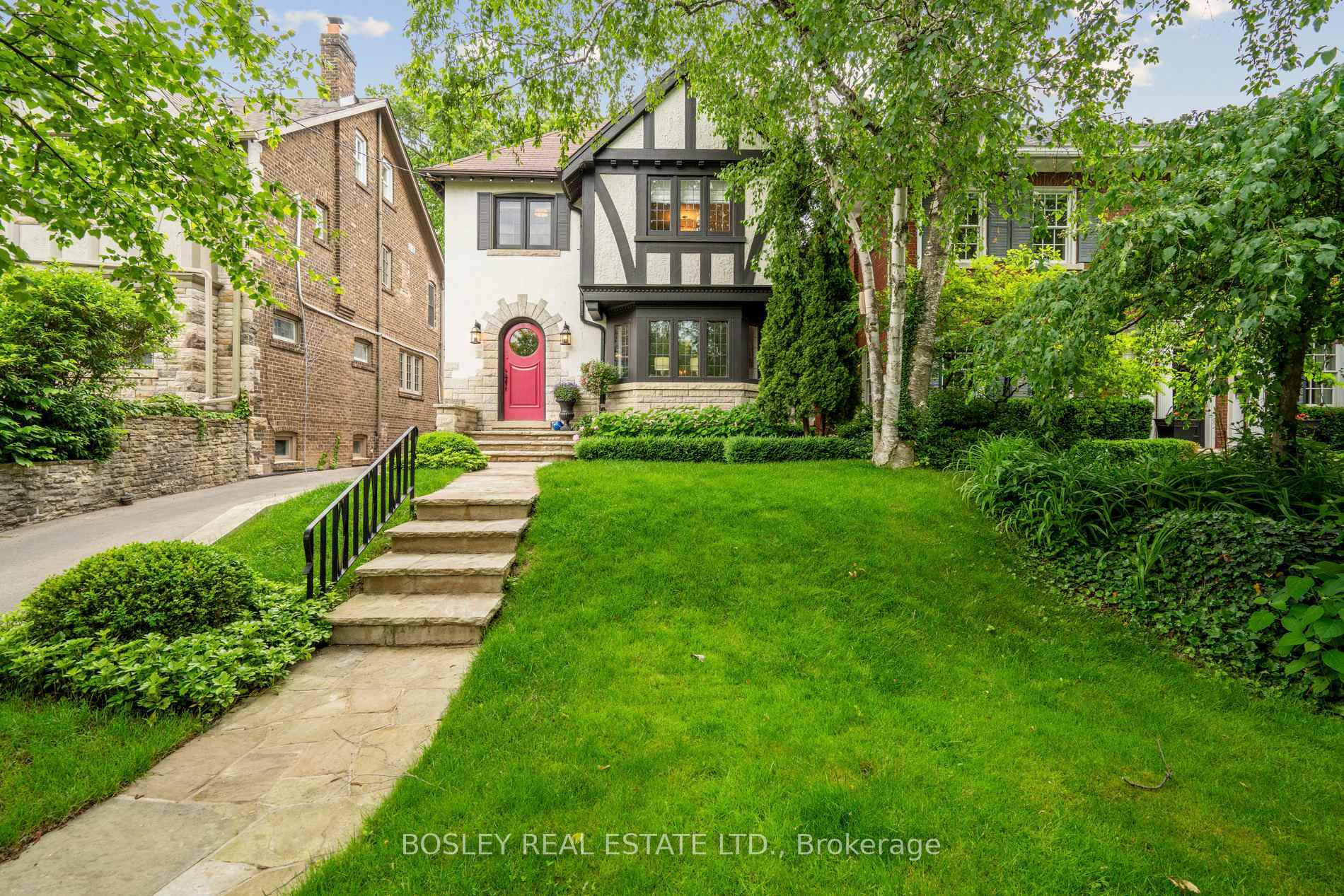 Photo de la propriété: 294 Douglas Drive ON M4W 2C2