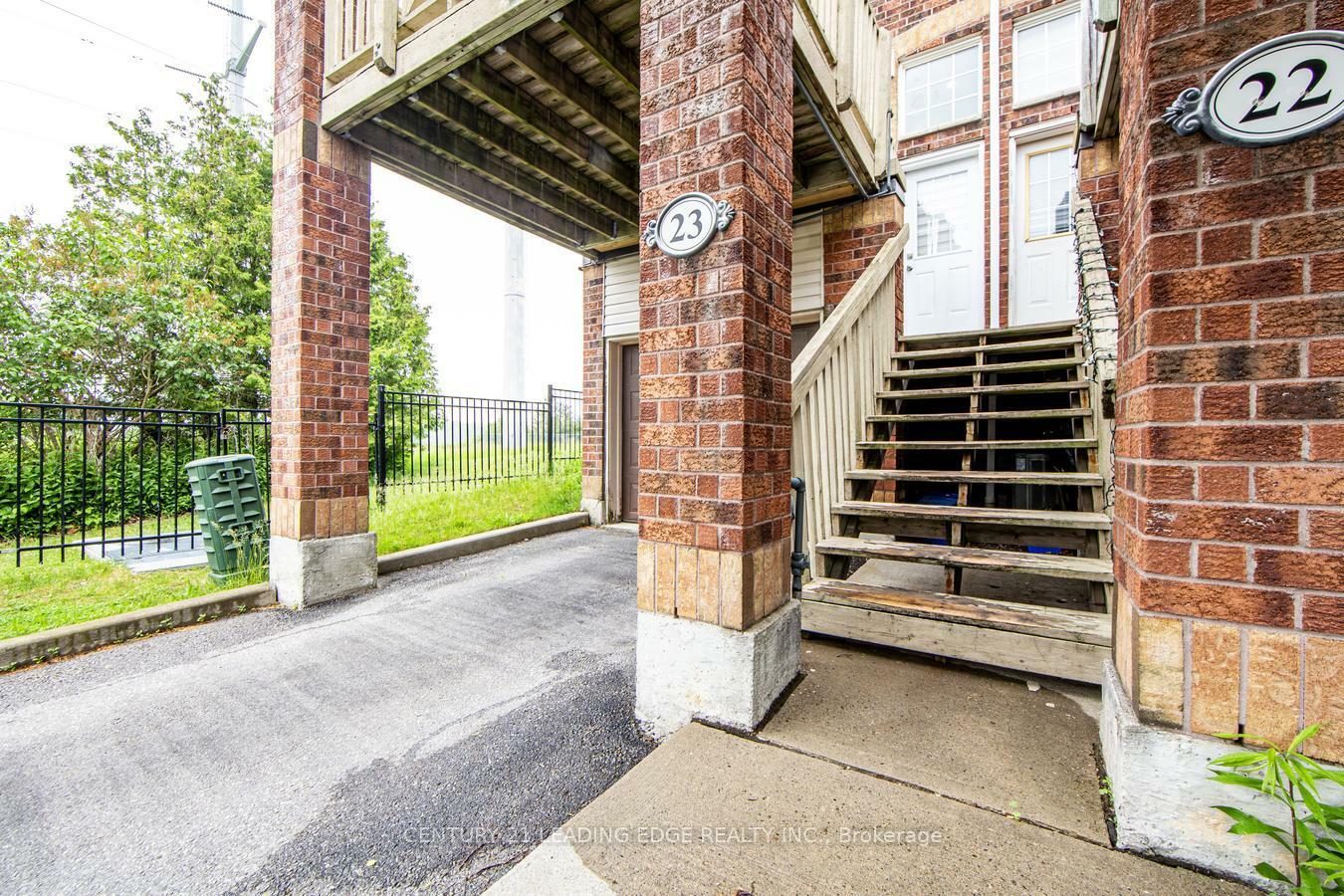 Property Photo: 2 Hedge End Road 23 ON M1B 5Z8