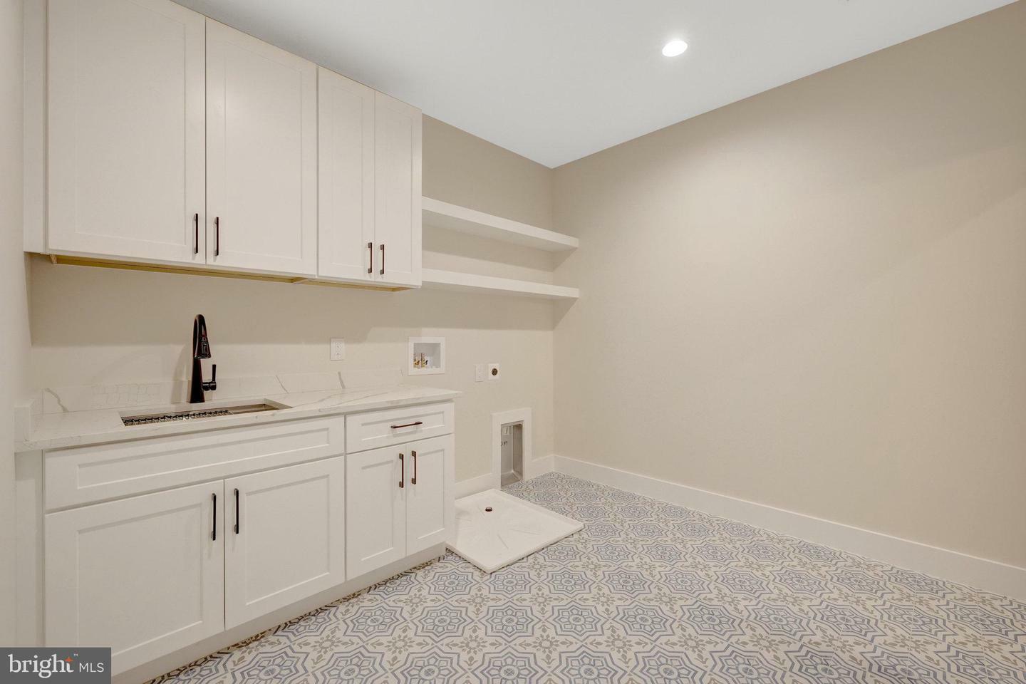 Property Photo: 1710 Fairview Avenue VA 22101