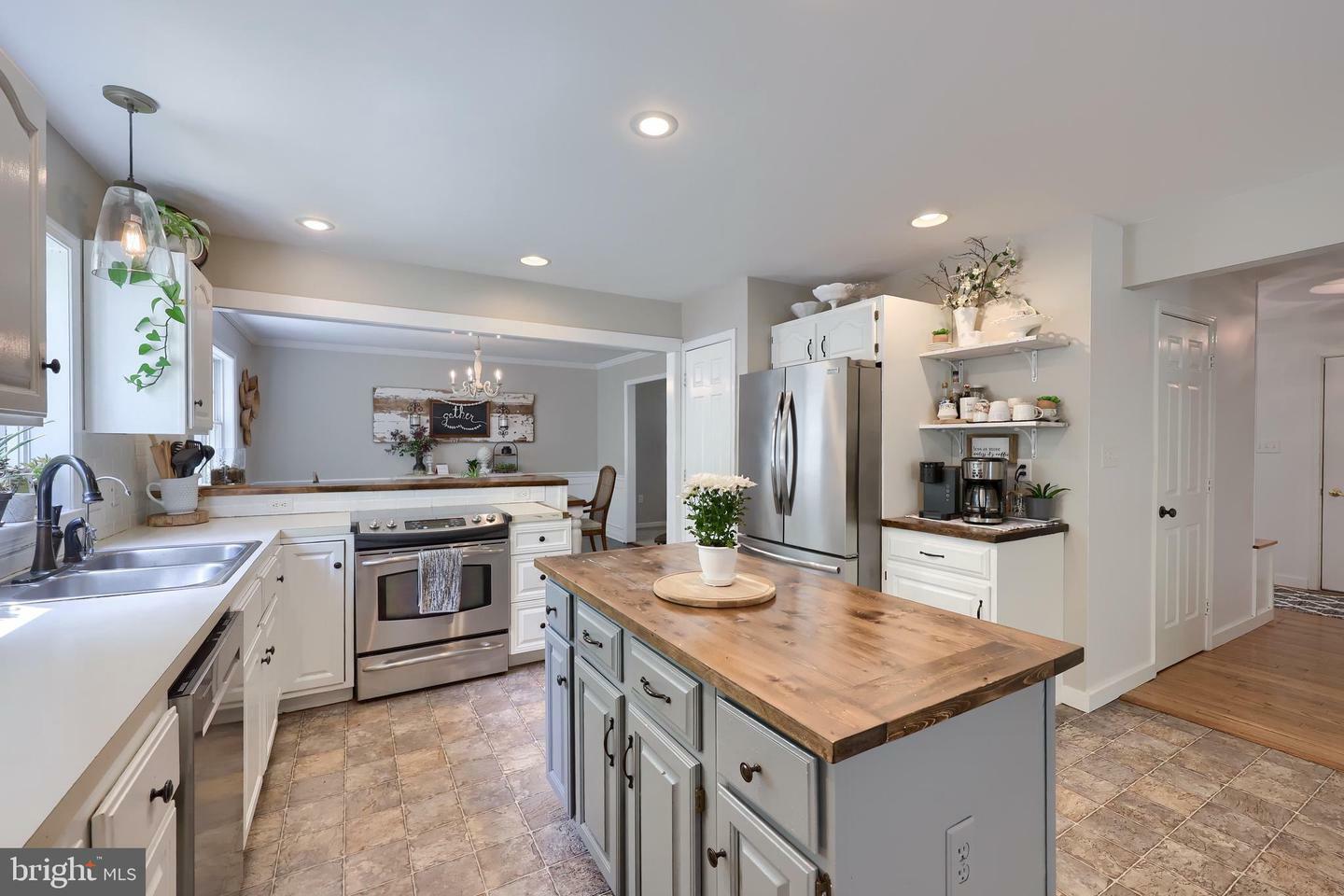 Property Photo: 700 Stonecrest Drive PA 17557