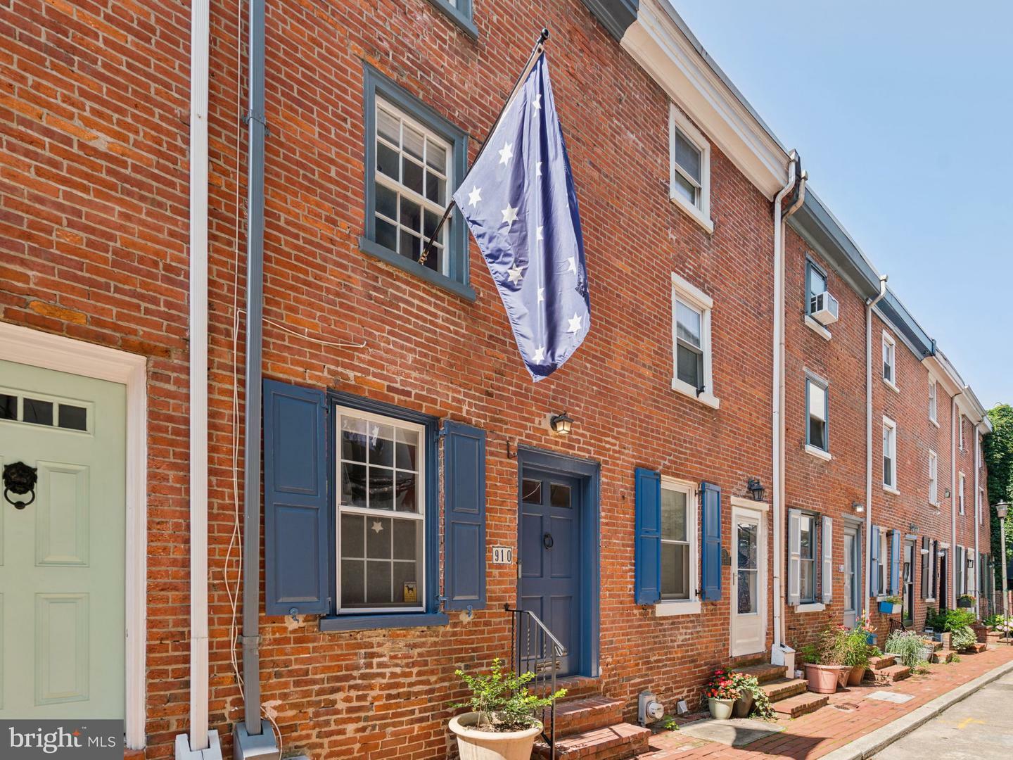 Property Photo: 910 Waverly Street PA 19147