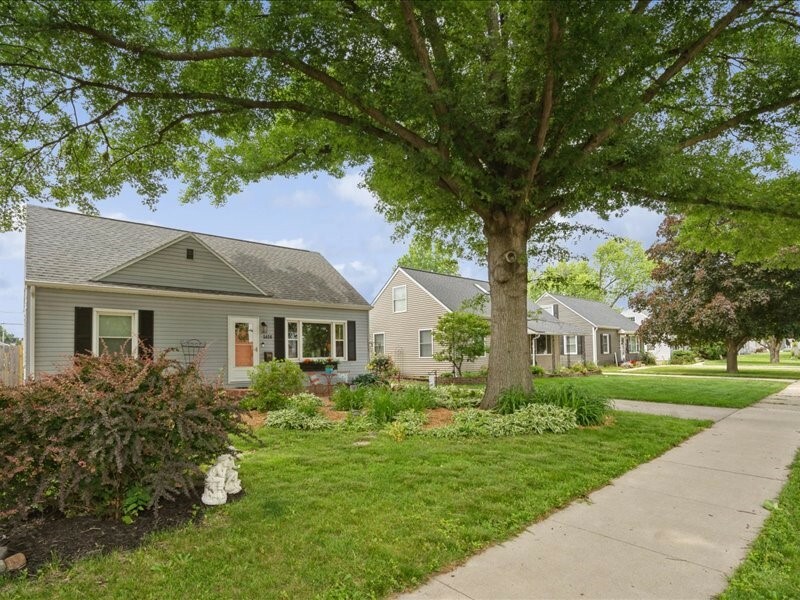 Property Photo: 1418 8th St NW IA 52405