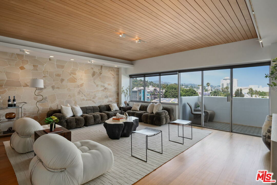 Property Photo: 7135 Hollywood Blvd CA 90046