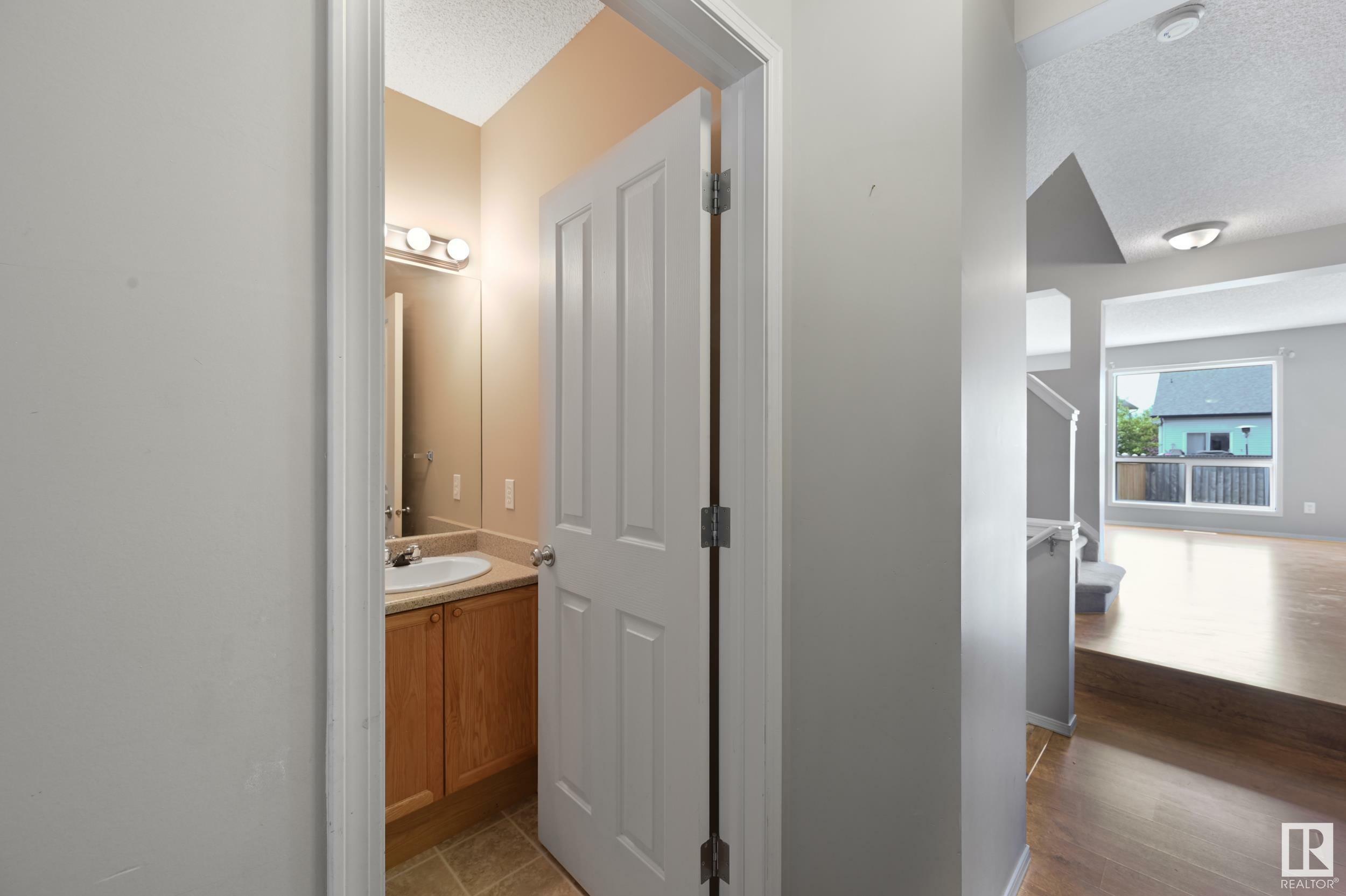 Photo de la propriété:  5240 204 Street NW  AB T6M 2Y9 