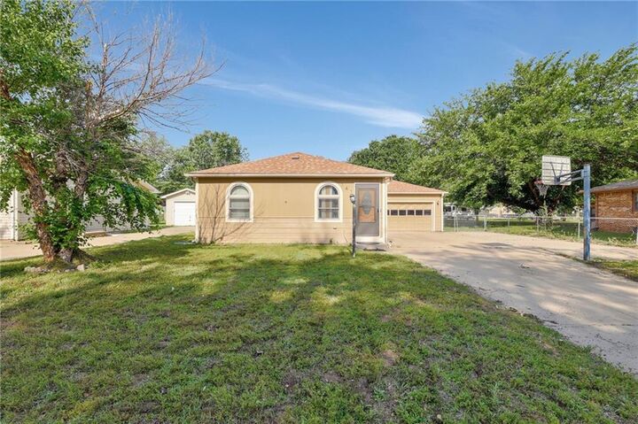 141 N Tracy Street  Wichita KS 67212 photo