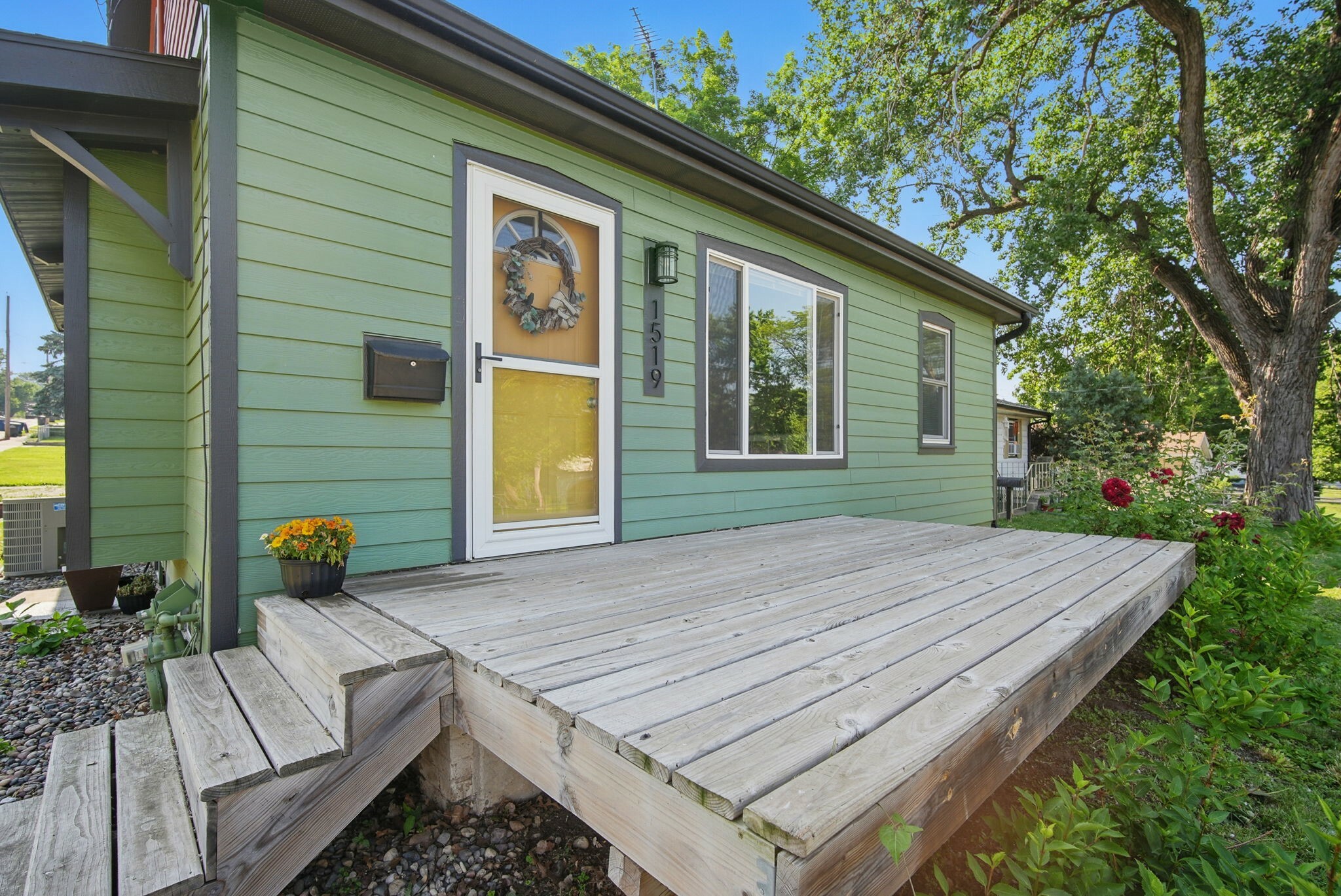 Property Photo: 1519 E 30th Street IA 50317