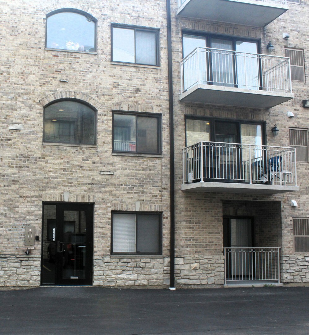 Property Photo: 7335 Oakwood Avenue 4F IL 60534