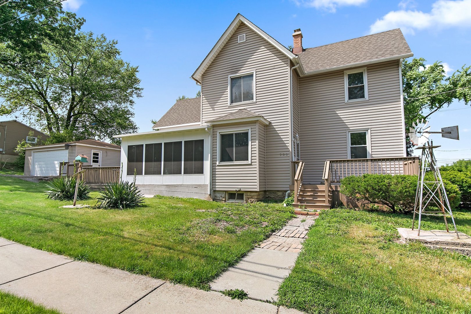 Property Photo: 300 Stone Street IL 60177