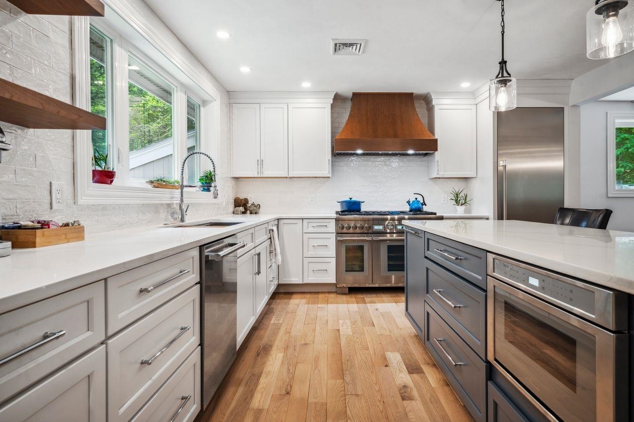 Property Photo: 10 Lawrence Lane NH 03049