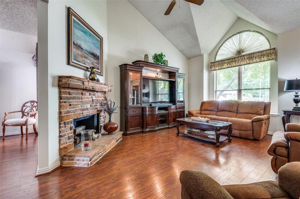 Property Photo: 1405 Mapleton Court TX 76018