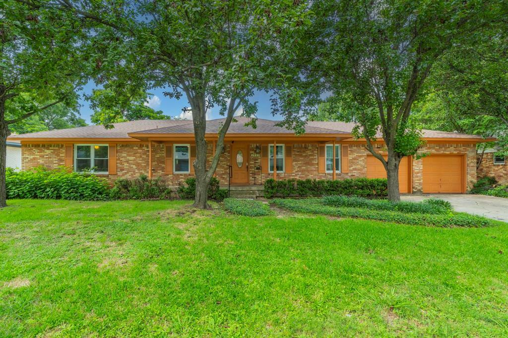 Property Photo: 1022 Kings Row TX 76209