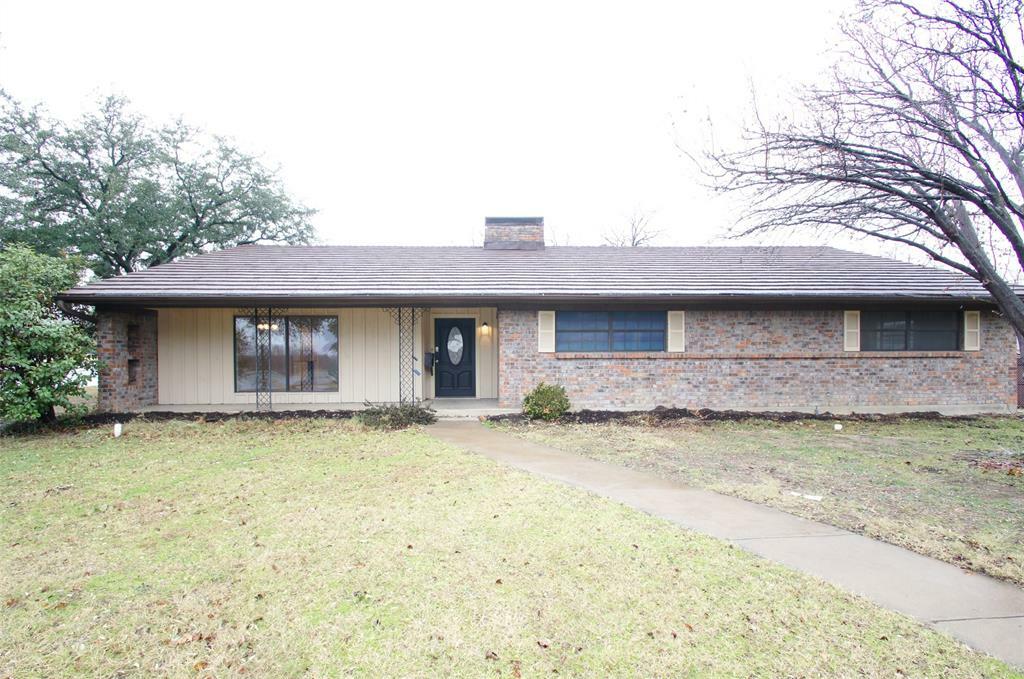Property Photo: 6940 Bal Lake Drive TX 76116