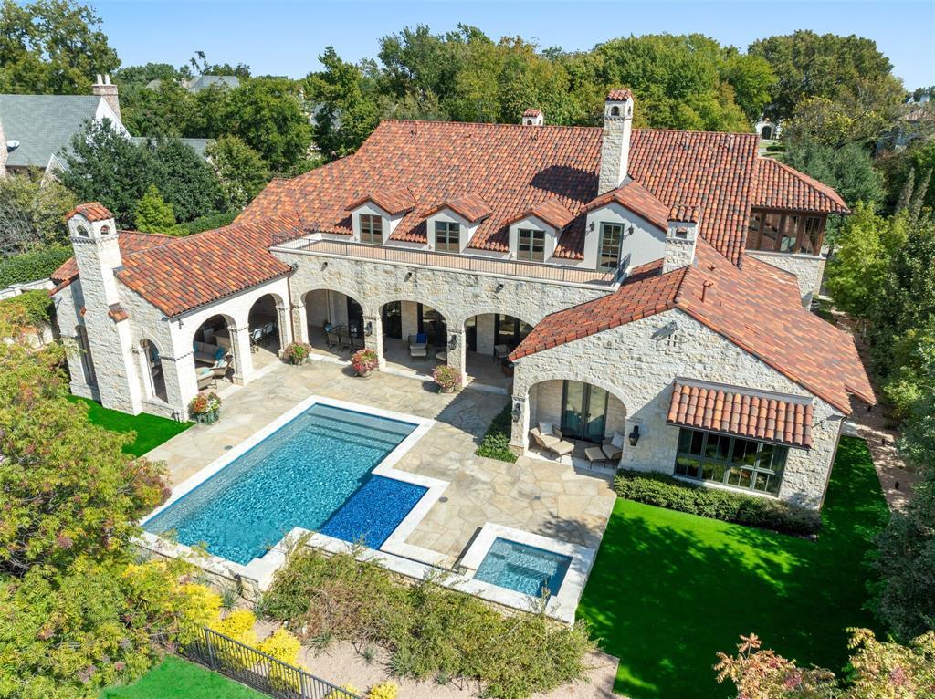 Property Photo: 31 Abbey Woods Lane TX 75248