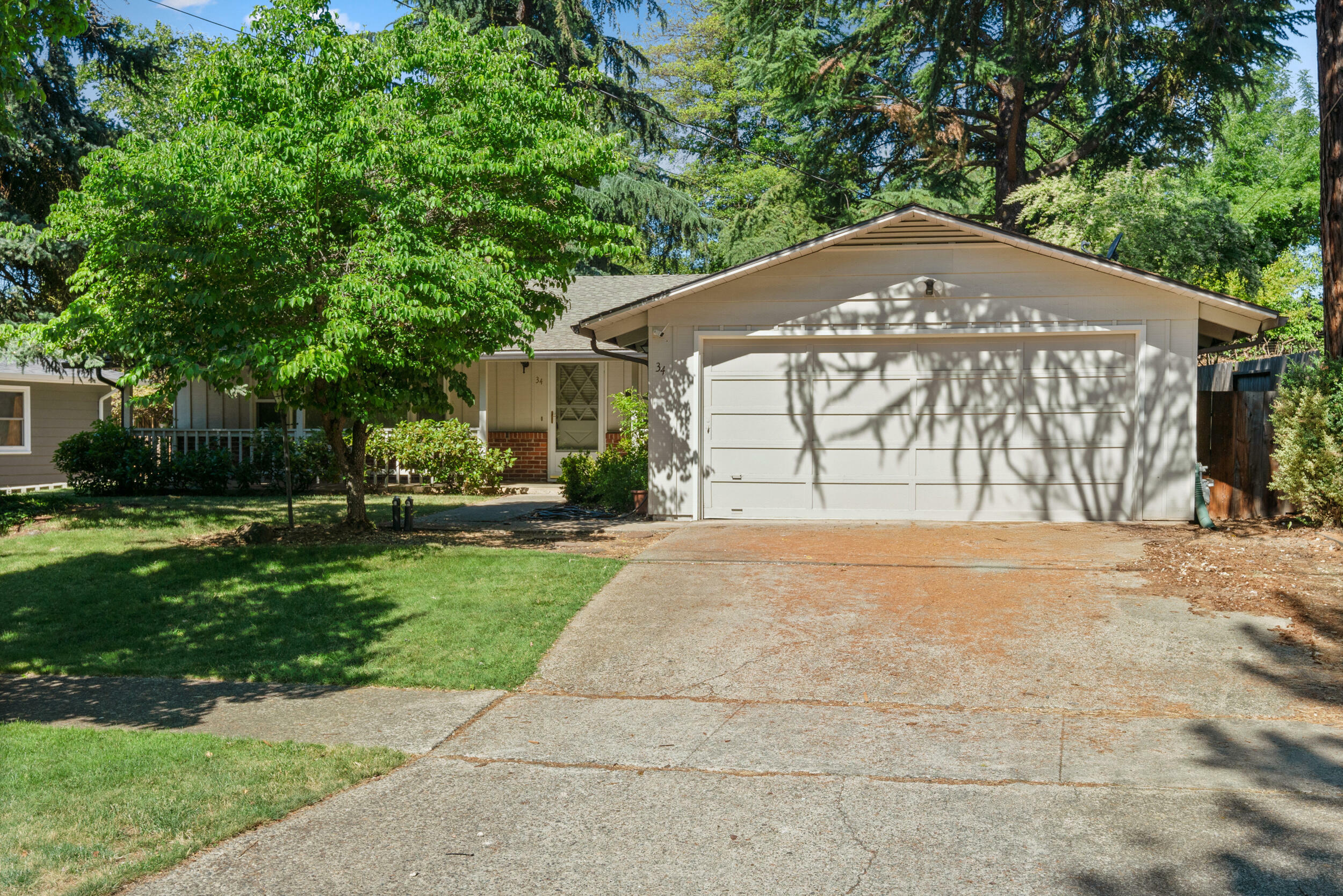 Property Photo: 34 S Keene Way Drive OR 97504