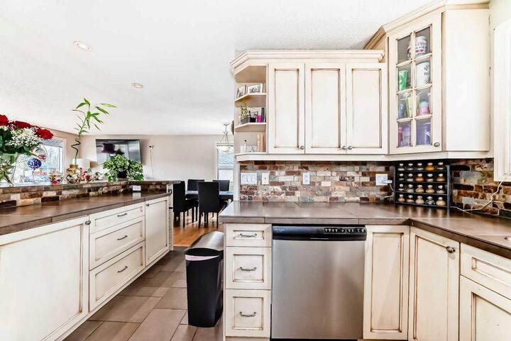 Property Photo:  53 Wakefield Drive SW  AB T3C 2W8