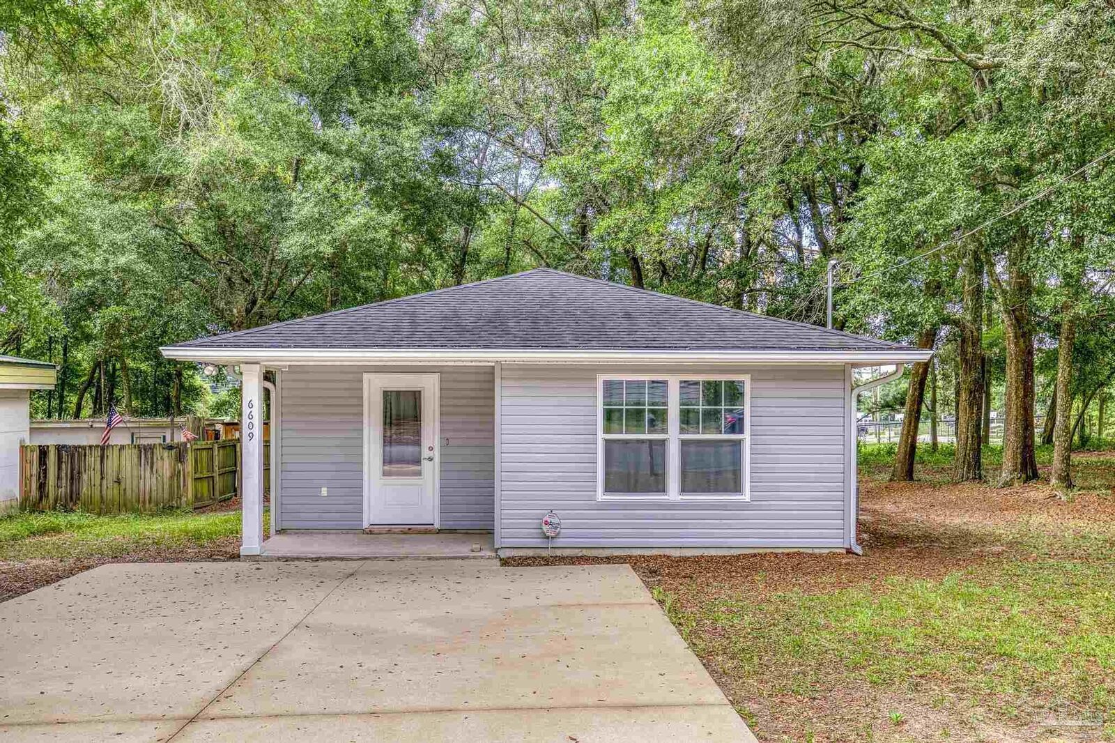 Property Photo: 6609 Cedar St FL 32570