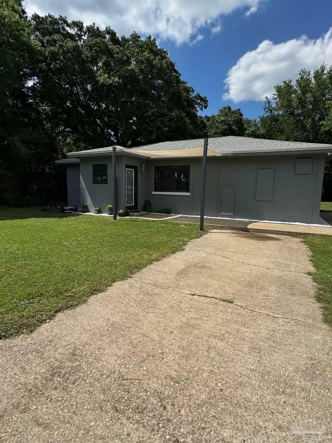 Property Photo: 10 W Hope Dr FL 32534