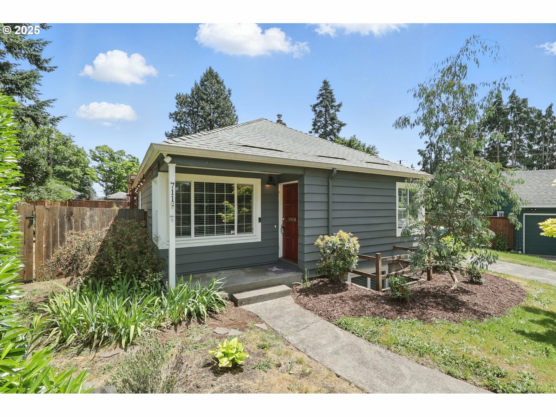 Property Photo:  711 NW 41st St  WA 98660 