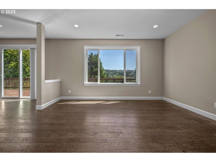 Property Photo:  3042 NW Parkhurst Ter  OR 97229 