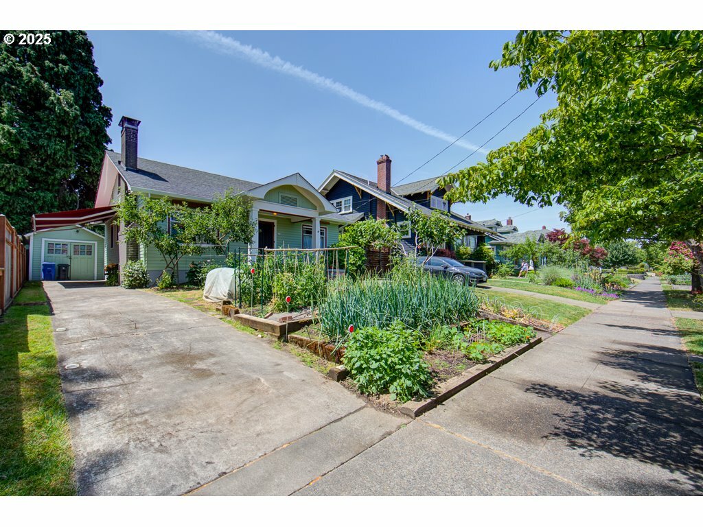Property Photo:  6115 SE 19th Ave  OR 97202 