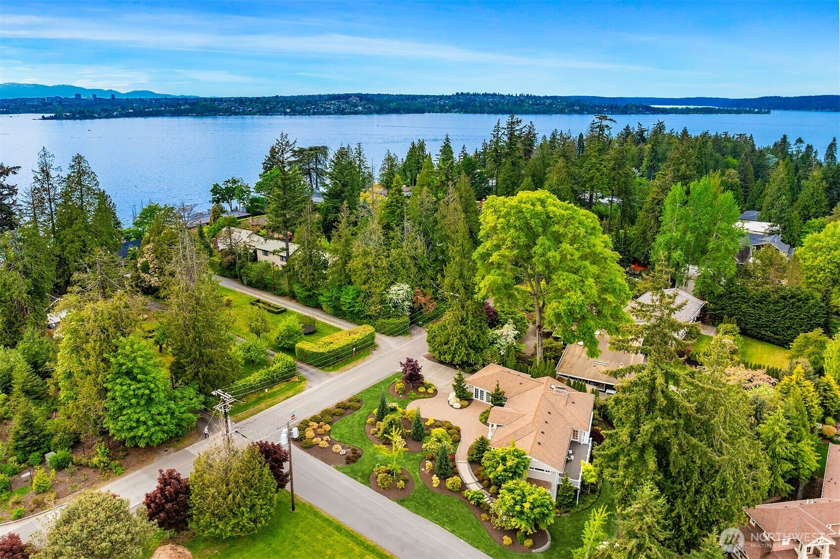 Property Photo: 3204 76th Avenue NE WA 98039