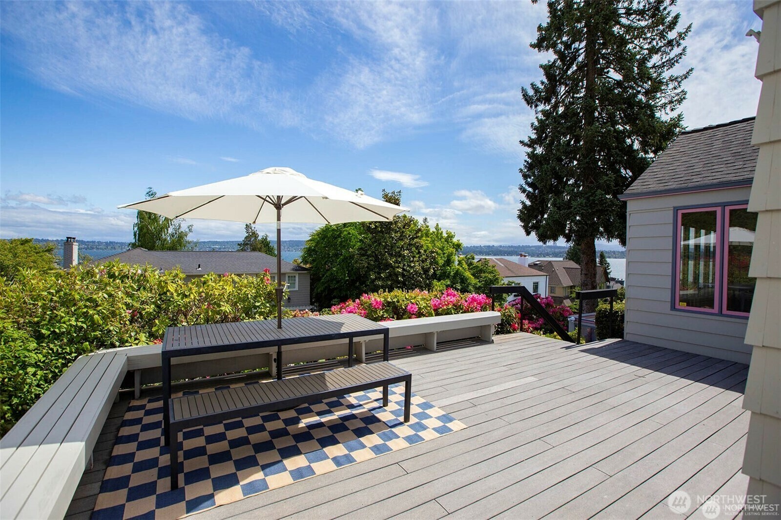 Property Photo:  4539 E Laurel Drive NE  WA 98105 
