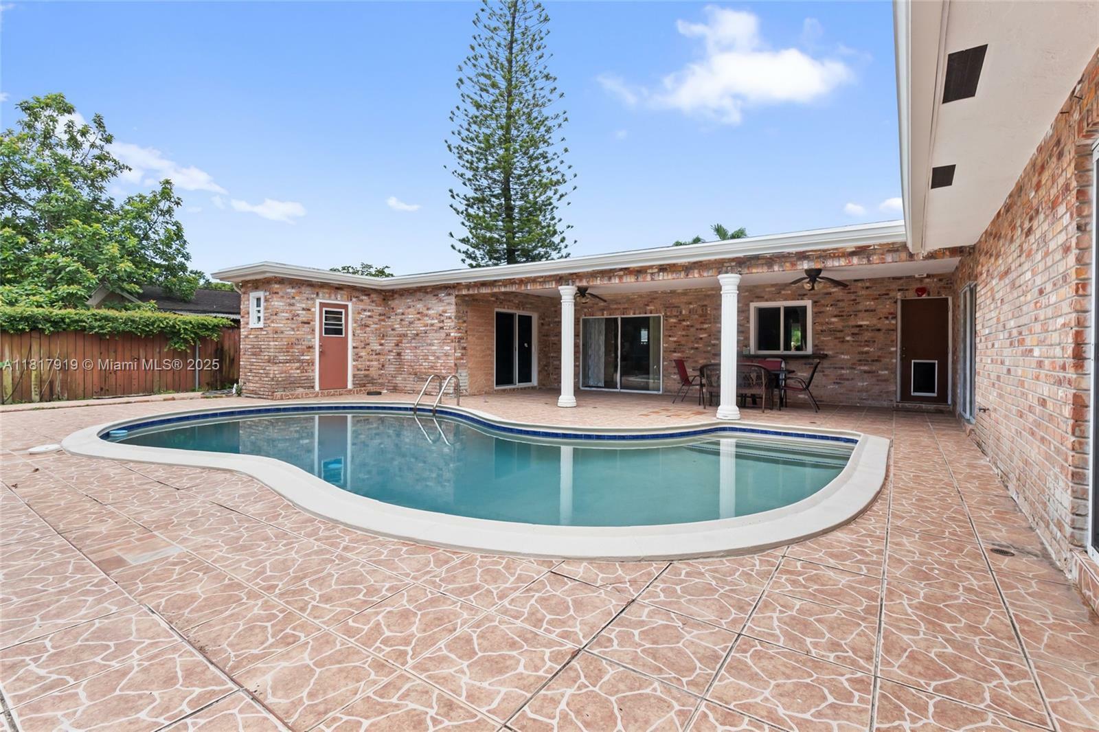 Property Photo: 736 Ixora Ln FL 33317