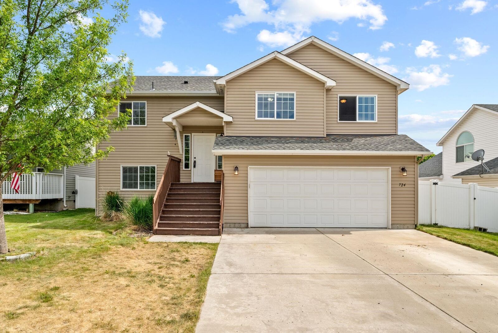 Property Photo:  724 E Joshua Dr  WA 99022 