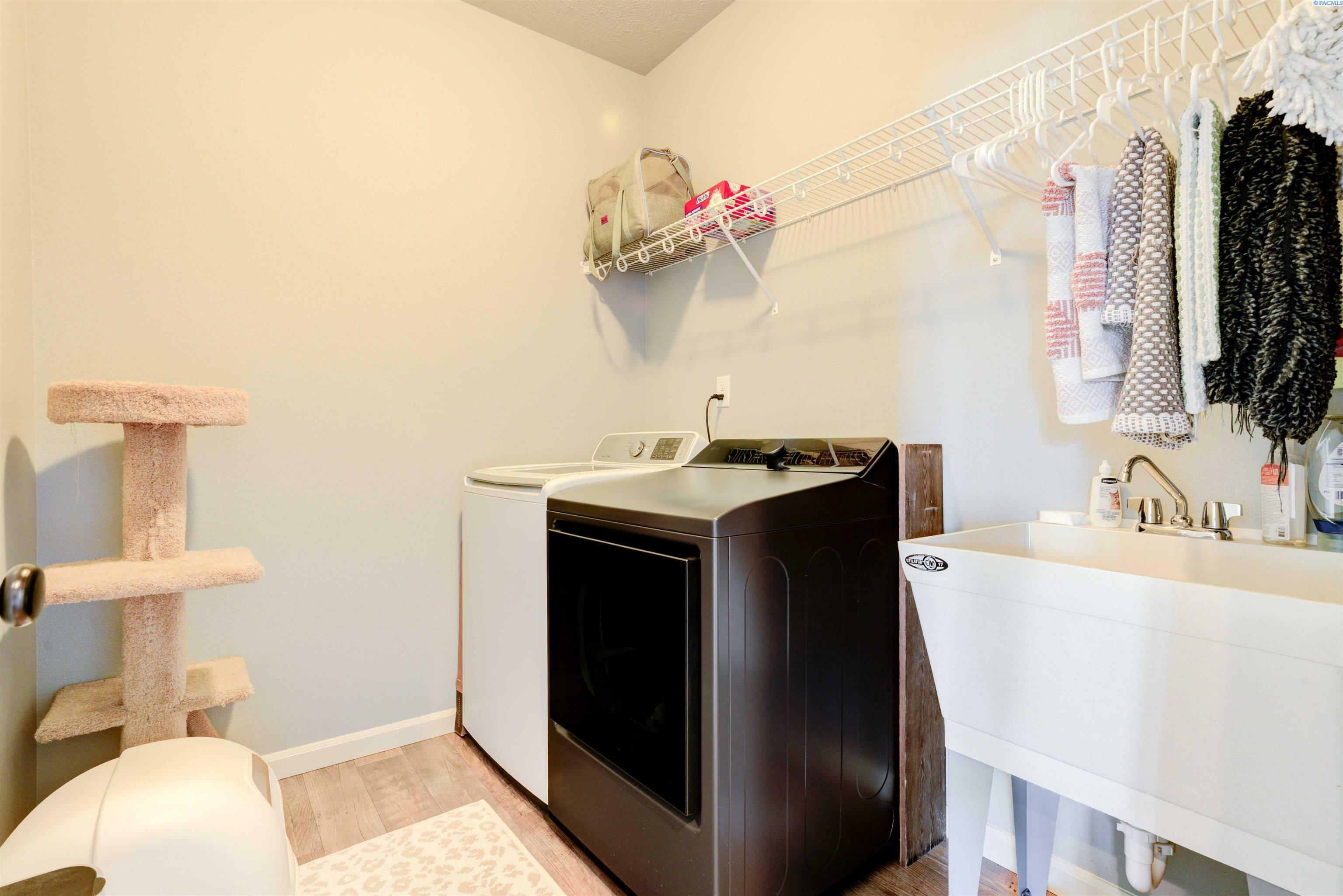 Property Photo: 3915 Charleston Ln WA 99301