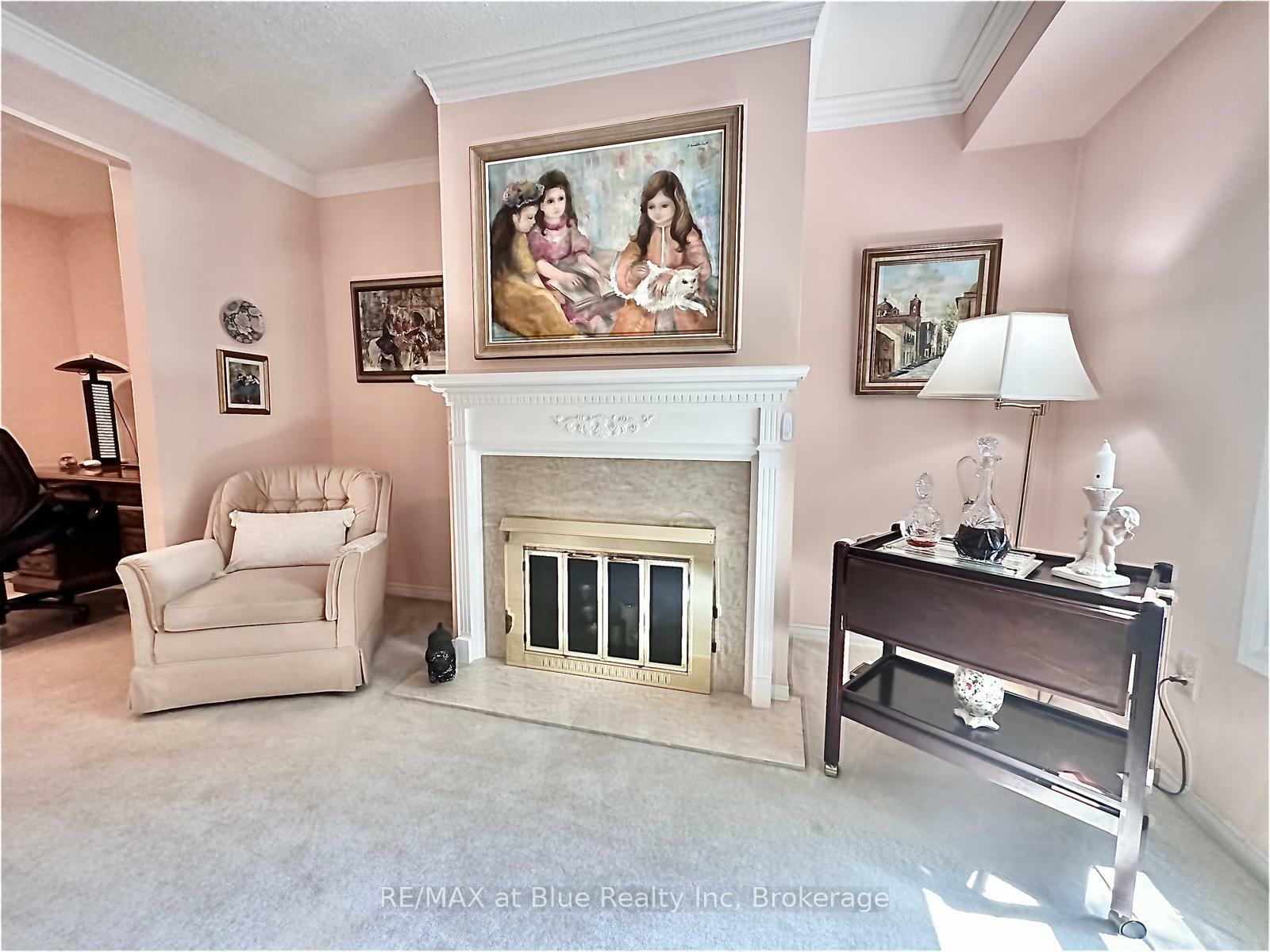 Property Photo: 8 Stornwood Court ON L6W 4H4