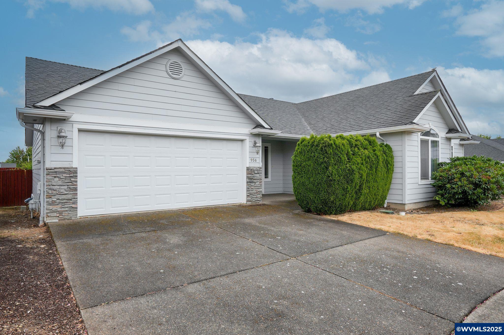 Property Photo: 956 Whippoorwill Ct NW OR 97304