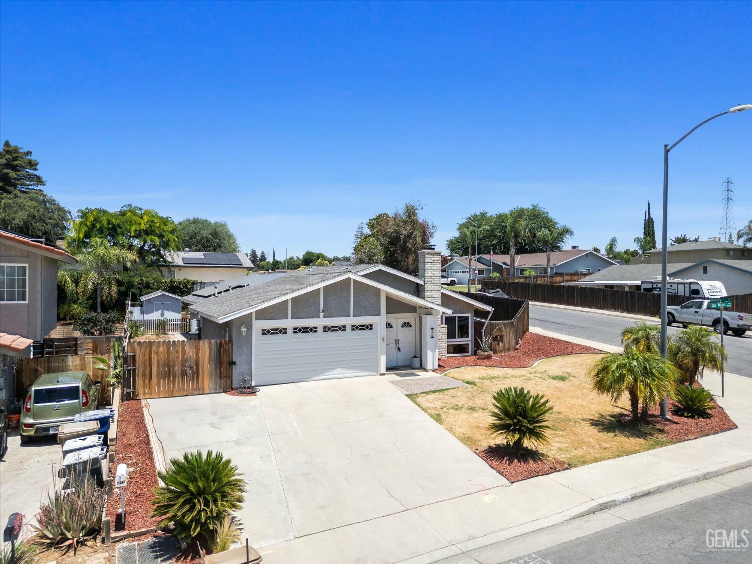 Property Photo: 4512 San Miguel Way CA 93306