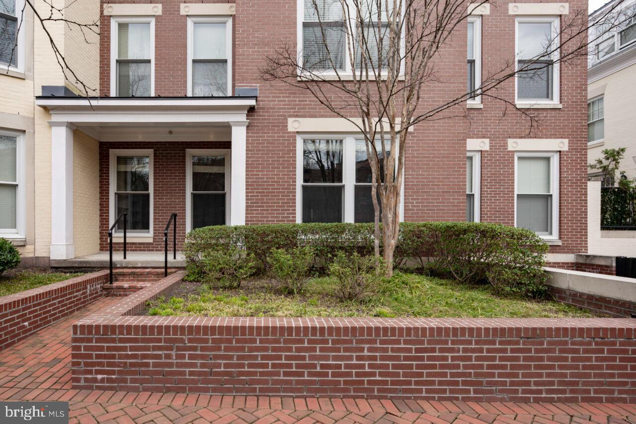 Property Photo: 910 Powhatan Street 103N VA 22314