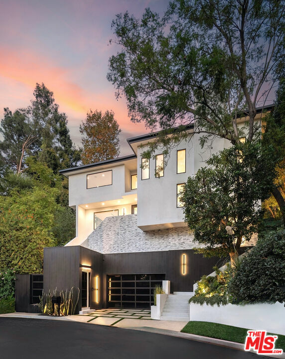 Property Photo: 3290 N Knoll Dr CA 90068