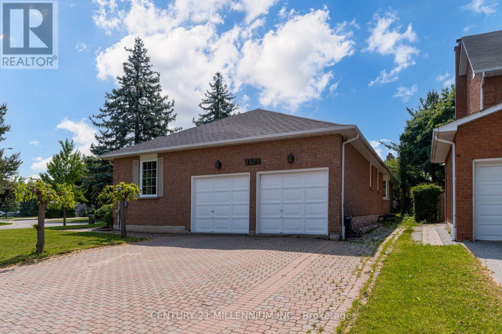 Property Photo: 1572 Cartier Court ON L5M 4B3
